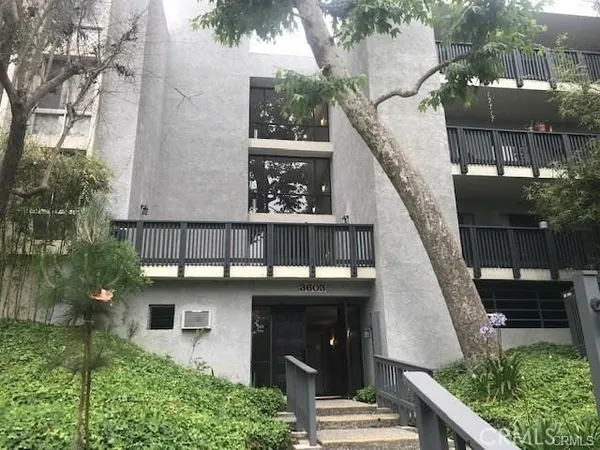 a view of entryway with a front door