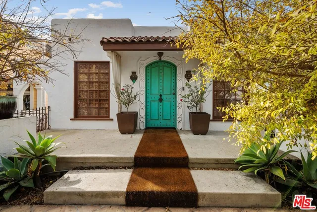 a view of entryway with a garden