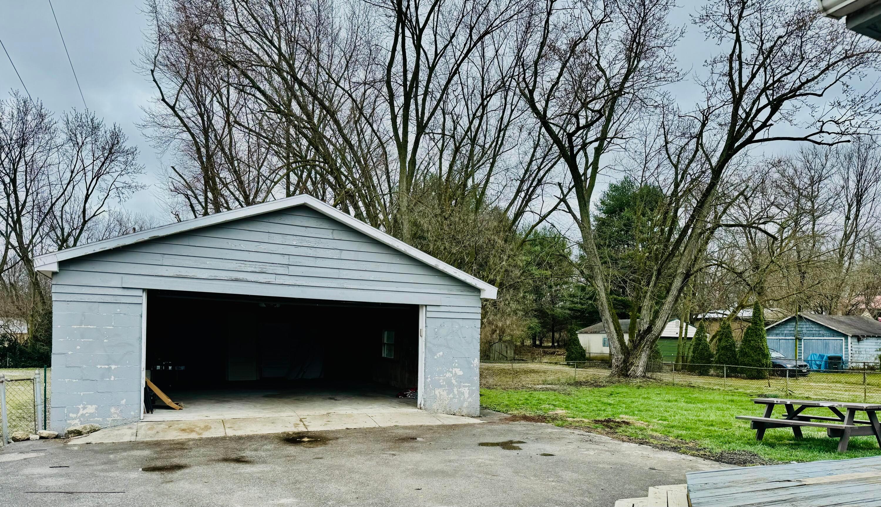 1015 Hart Road Columbus, OH 43223 - Photo 33 of 34 Garage