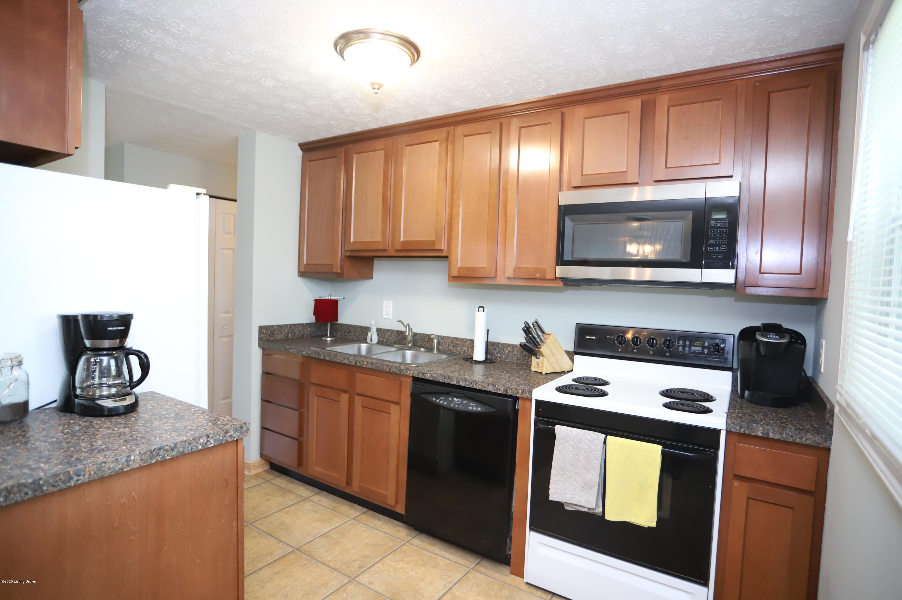 9528 Fairground Road Louisville, KY 40291 - Photo 10 of 55 kitchen