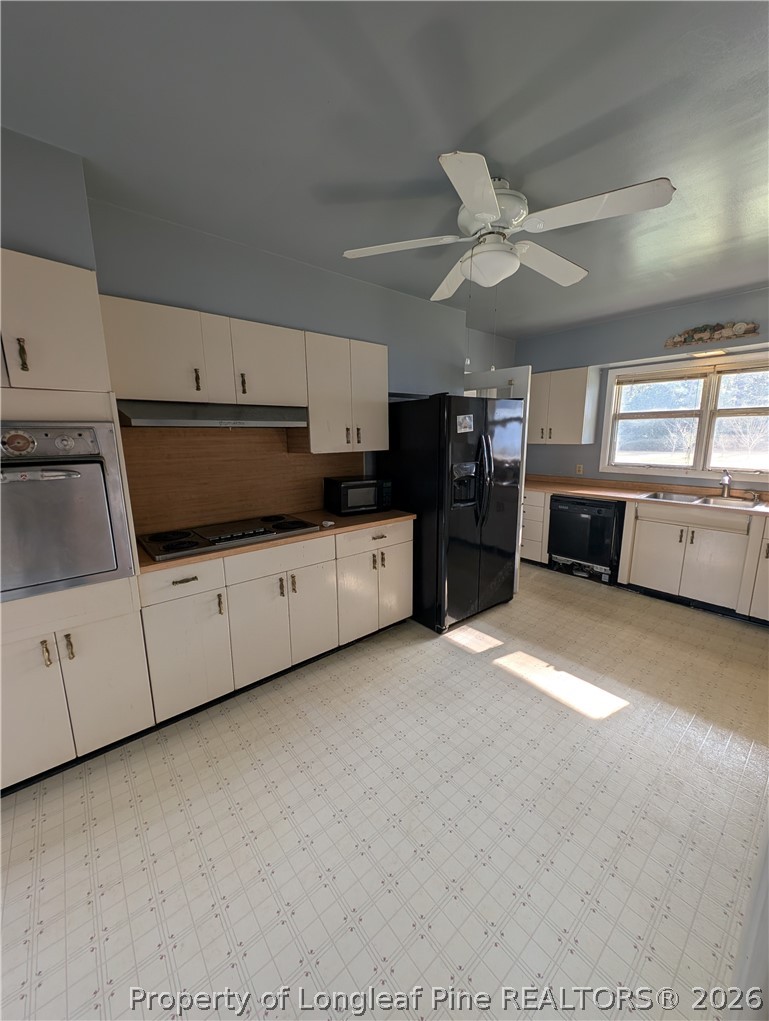 1503 Lakeview Road Fairmont, NC 28340 - Photo 8 of 30 a kitchen with granite countertop a stove and a refrigerator