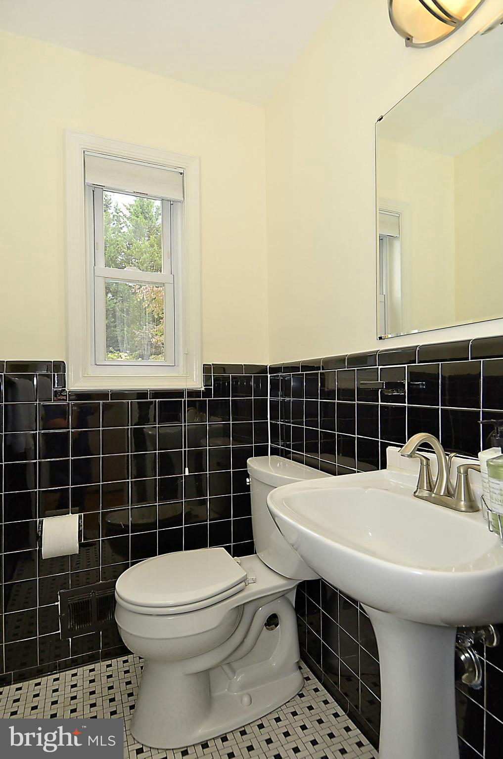 4623 Edgefield Road Bethesda, MD 20814 - Photo 10 of 26 Powder Room