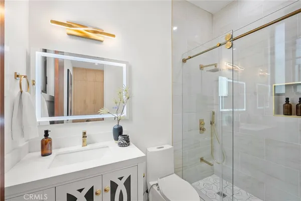 a view of washer and dryer in a kitchen