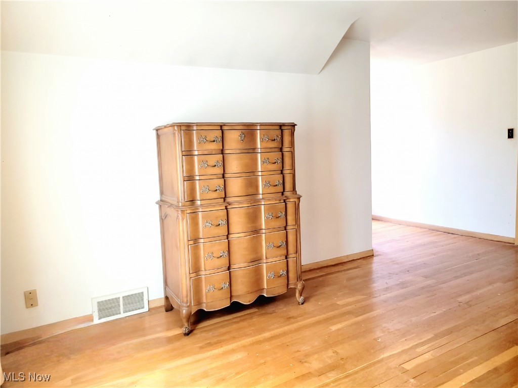18307 Rosecliff Road Cleveland, OH 44119 - Photo 29 of 41 Large Bedroom with side area
