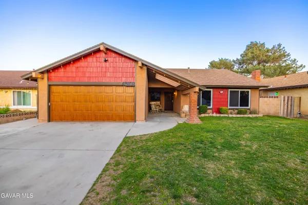 a front view of house with yard and garage