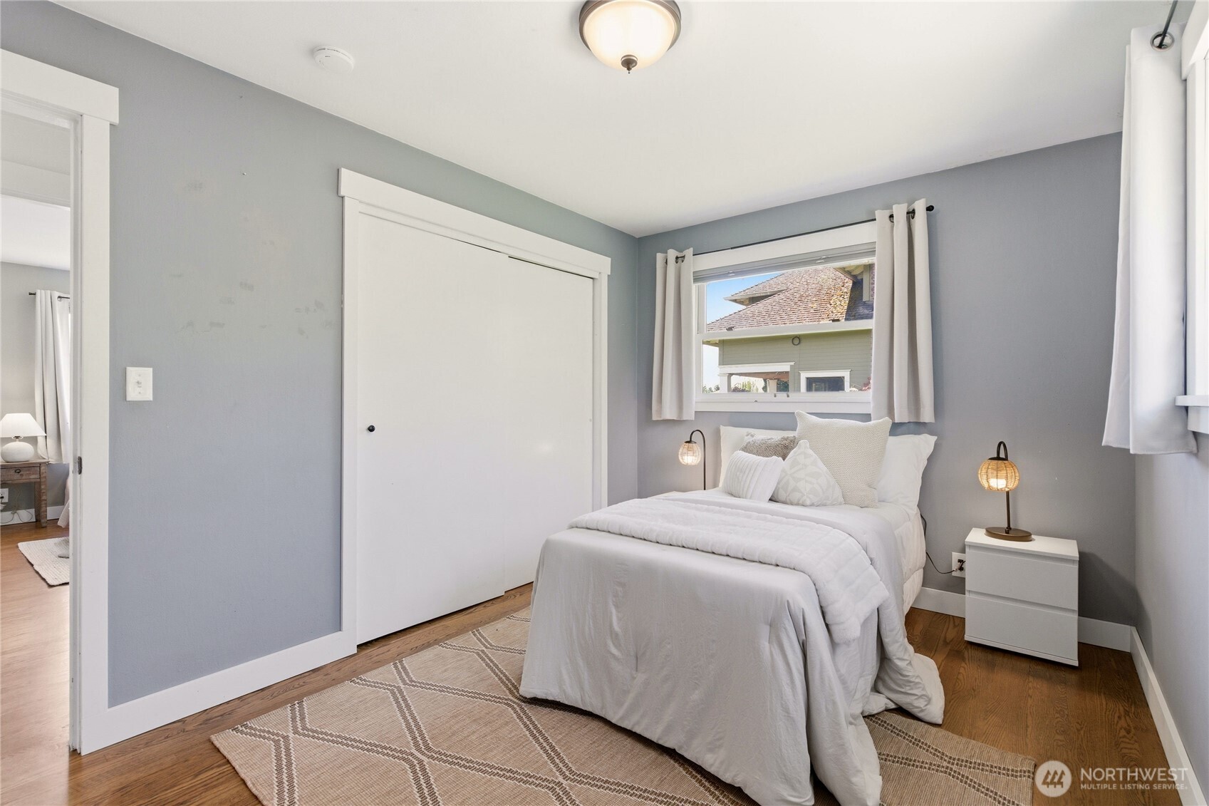 6825 Linden Avenue North Seattle, WA 98103 - Photo 22 of 40