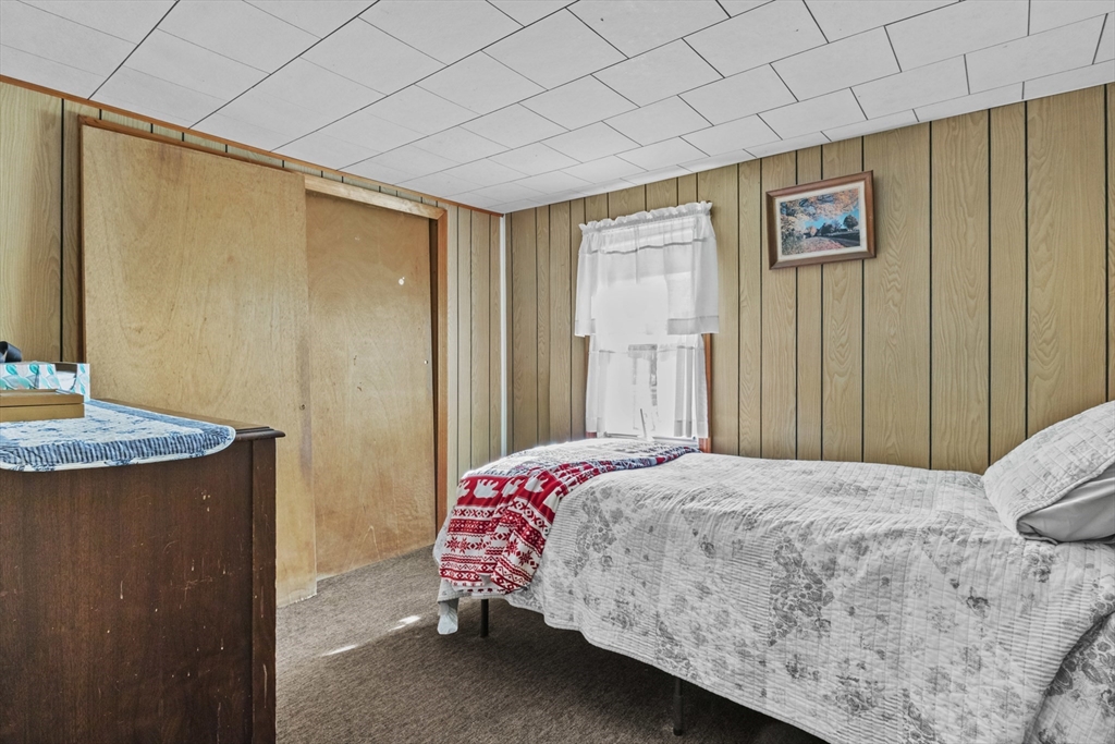 7 Wendover Road Holden, MA 01520 - Photo 17 of 28 a bedroom with a bed and a table