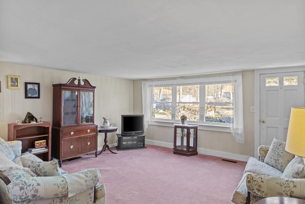7 Wendover Road Holden, MA 01520 - Photo 10 of 28 a view of a livingroom with workspace and a window