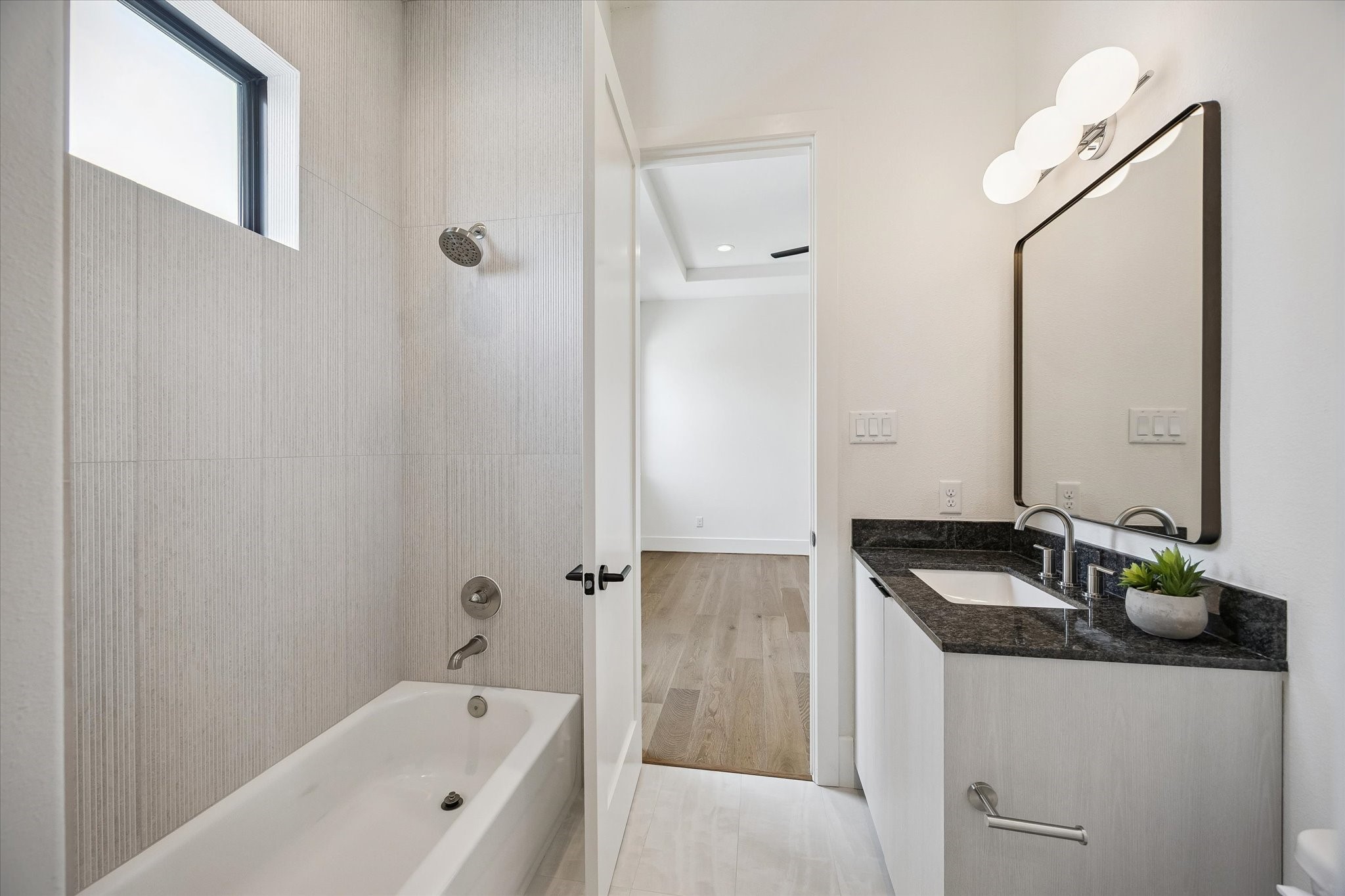 335 Harvard Street Houston, TX 77007 - Photo 23 of 35 En-suite bath #3 has a shower/tub combo.