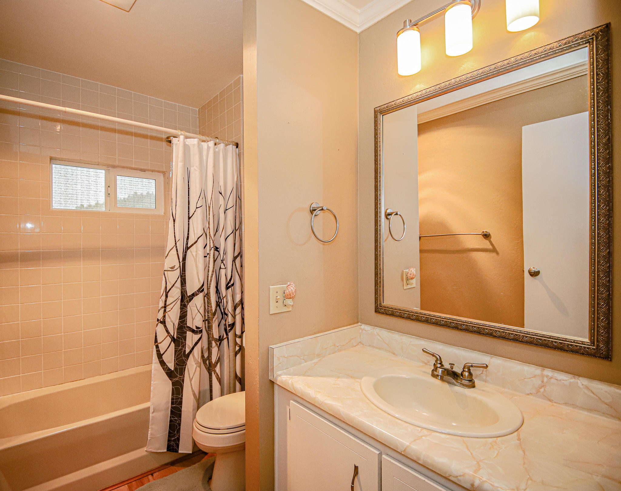 3955 South Stage Road, Unit 53 Medford, OR 97501 - Photo 20 of 29 Guest bath