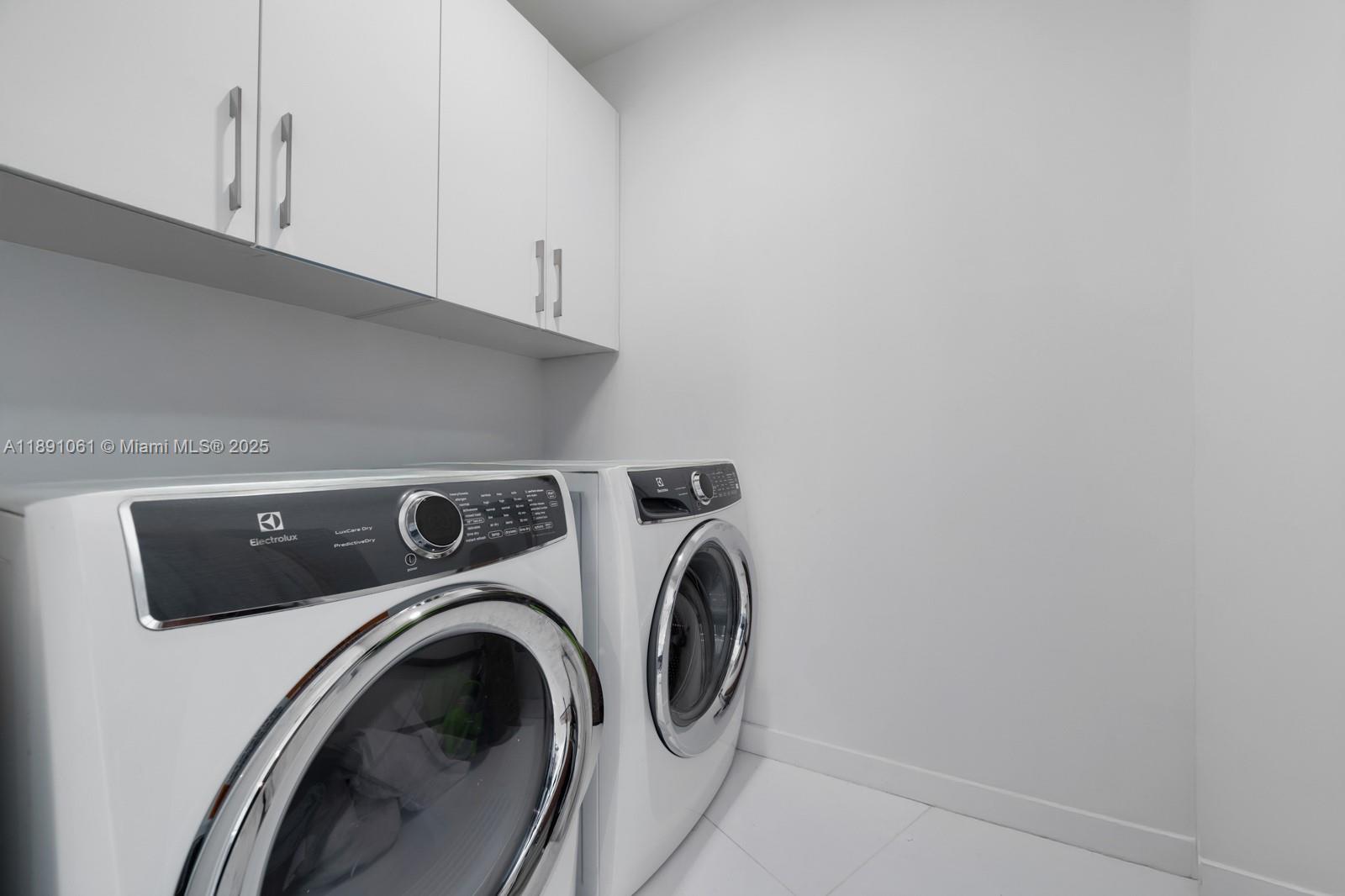 851 Northeast 1st Avenue, Unit 4403 Miami, FL 33132 - Photo 16 of 31 a utility room with dryer and washer