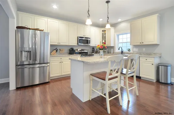 $583,500 | 61 Lakepointe Way, Saratoga Springs, NY 12866