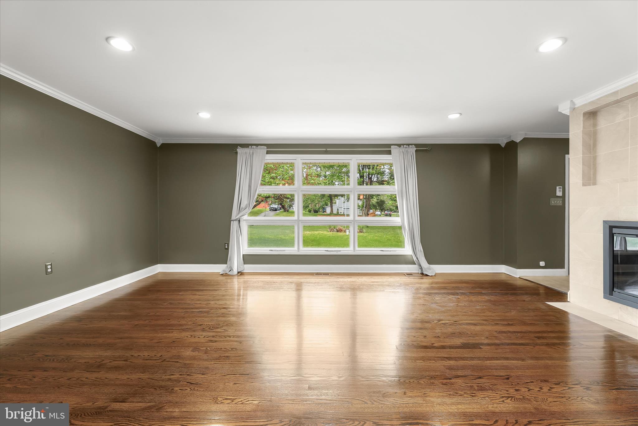 11713 Wayneridge Street Fulton, MD 20759 - Photo 10 of 52 Living Room