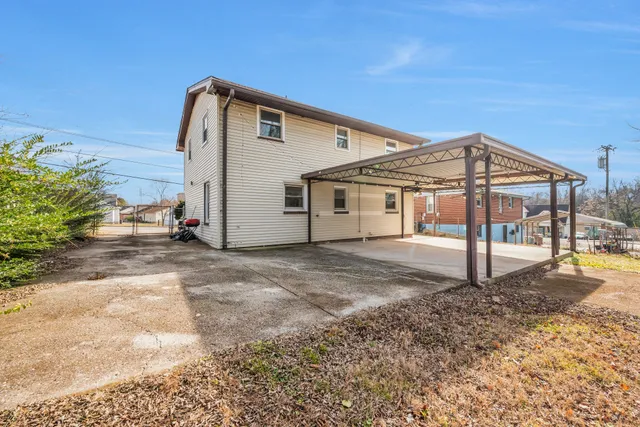 a view of a house with backyard
