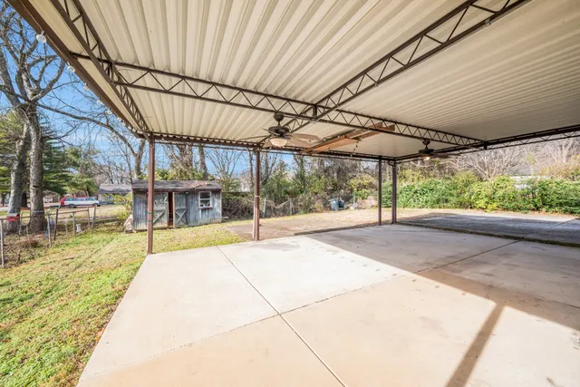 a view of a backyard