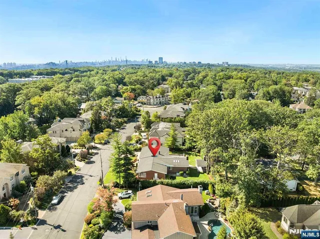 $2,799,000 | 662 Summit Street, Englewood Cliffs, NJ 07632