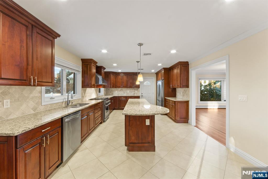 662 Summit Street Englewood Cliffs, NJ 07632 - Photo 21 of 48