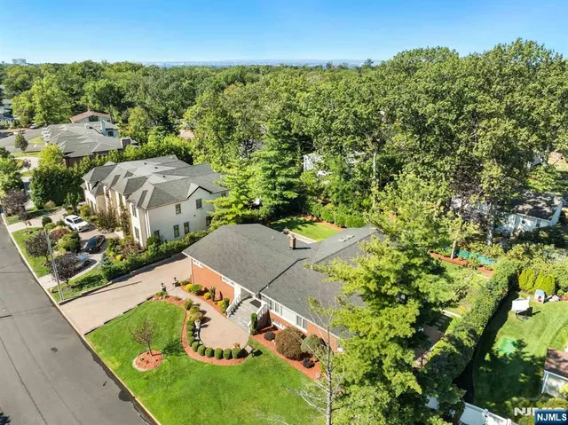 $2,799,000 | 662 Summit Street, Englewood Cliffs, NJ 07632