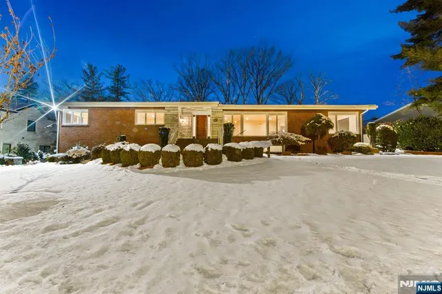 $2,799,000 | 662 Summit Street, Englewood Cliffs, NJ 07632