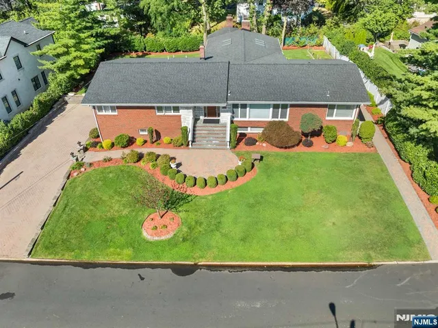 $2,799,000 | 662 Summit Street, Englewood Cliffs, NJ 07632