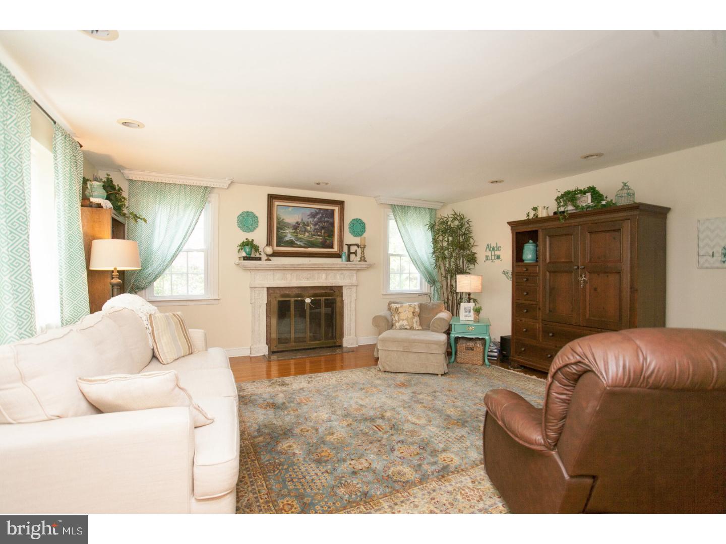 1112 Orleans Road Cheltenham, PA 19012 - Photo 8 of 22 Living Room