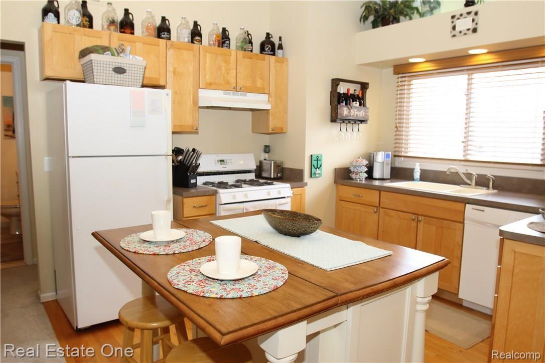 821 Ridgemont Street Commerce Township, MI 48382 - Photo 11 of 32 Modern eat in kitchen with all appliances
