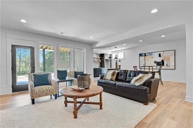 $889,900 | 24999 West 98th Place, Lenexa, KS 66227