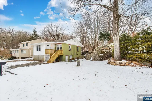 $425,000 | 304 Squaw Trail, Hopatcong, NJ 07821