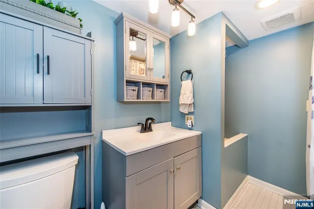 $425,000 | 304 Squaw Trail, Hopatcong, NJ 07821