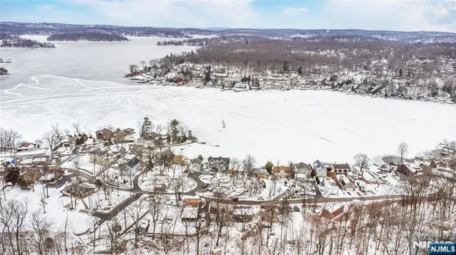 $425,000 | 304 Squaw Trail, Hopatcong, NJ 07821