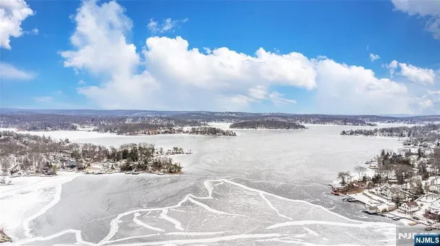 $425,000 | 304 Squaw Trail, Hopatcong, NJ 07821