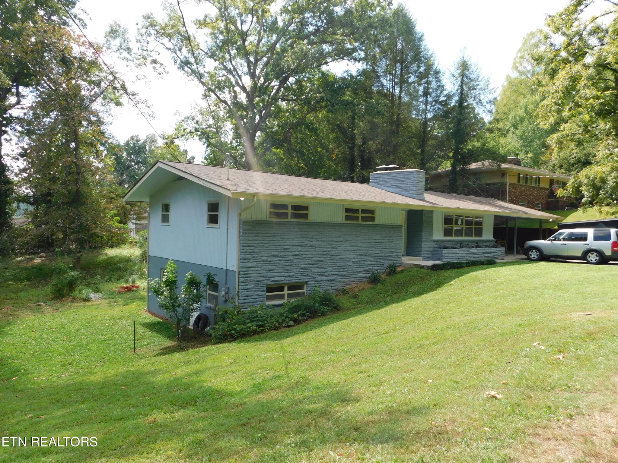 114 Lewis Lane Oak Ridge, TN 37830 - Photo 2 of 34