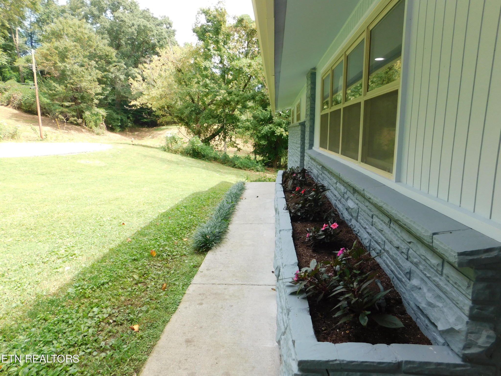 114 Lewis Lane Oak Ridge, TN 37830 - Photo 3 of 34