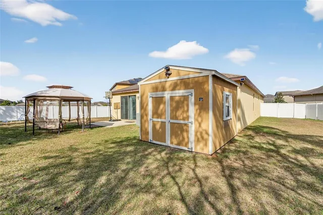 a view of a backyard