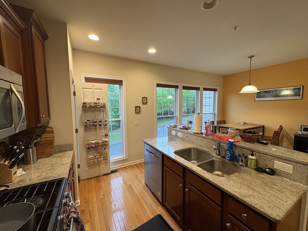 33 Jacob Way, Unit 33 Reading, MA 01867 - Photo 3 of 33