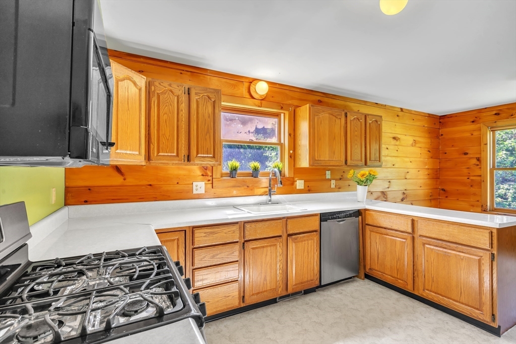 127 Pelham Road Amherst, MA 01002 - Photo 20 of 38
