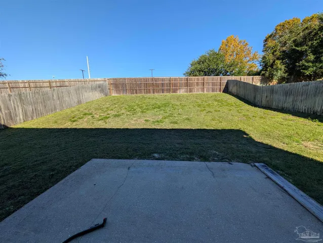 a view of a back yard