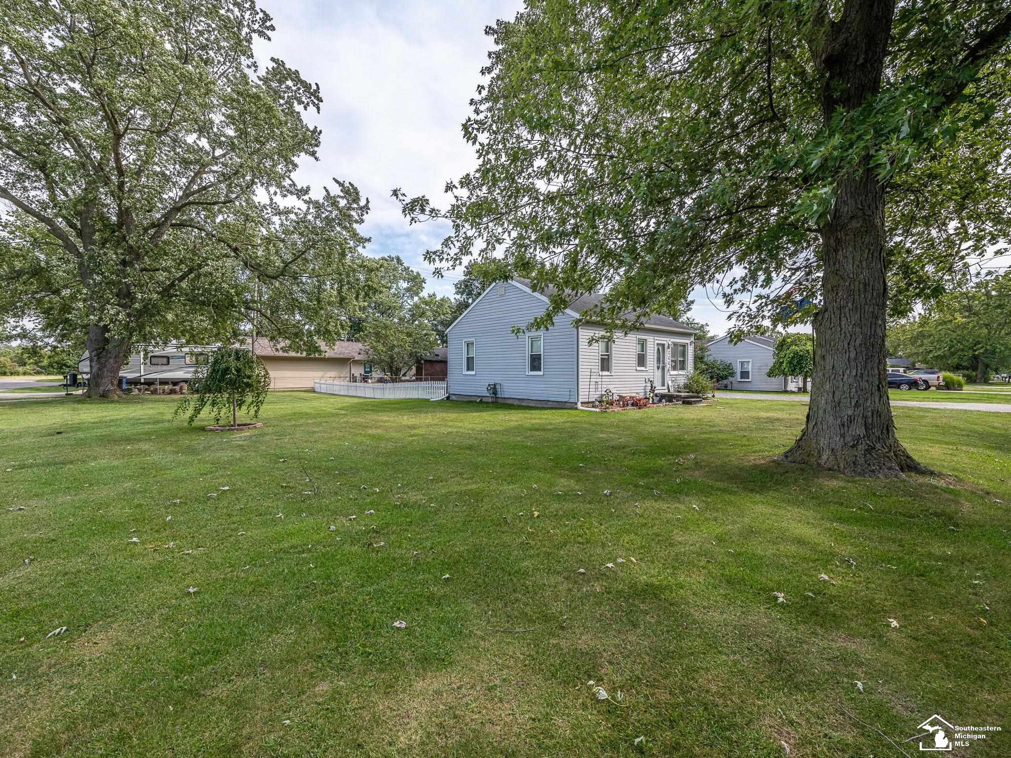 1664 Sunset Boulevard Monroe, MI 48162 - Photo 19 of 23 Front Yard