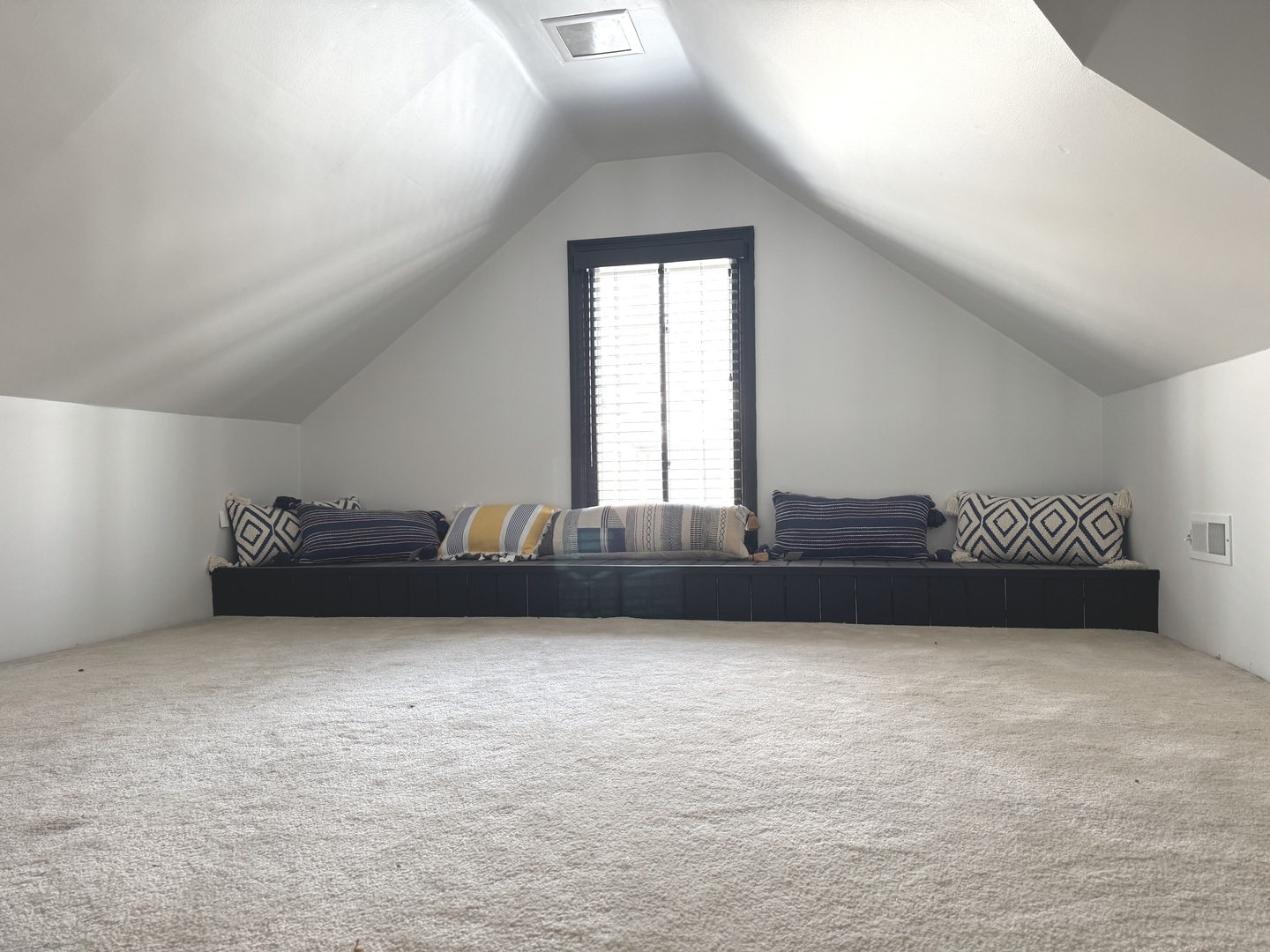 15160 West Oak Spring Road Libertyville, IL 60048 - Photo 13 of 36 a living room with furniture