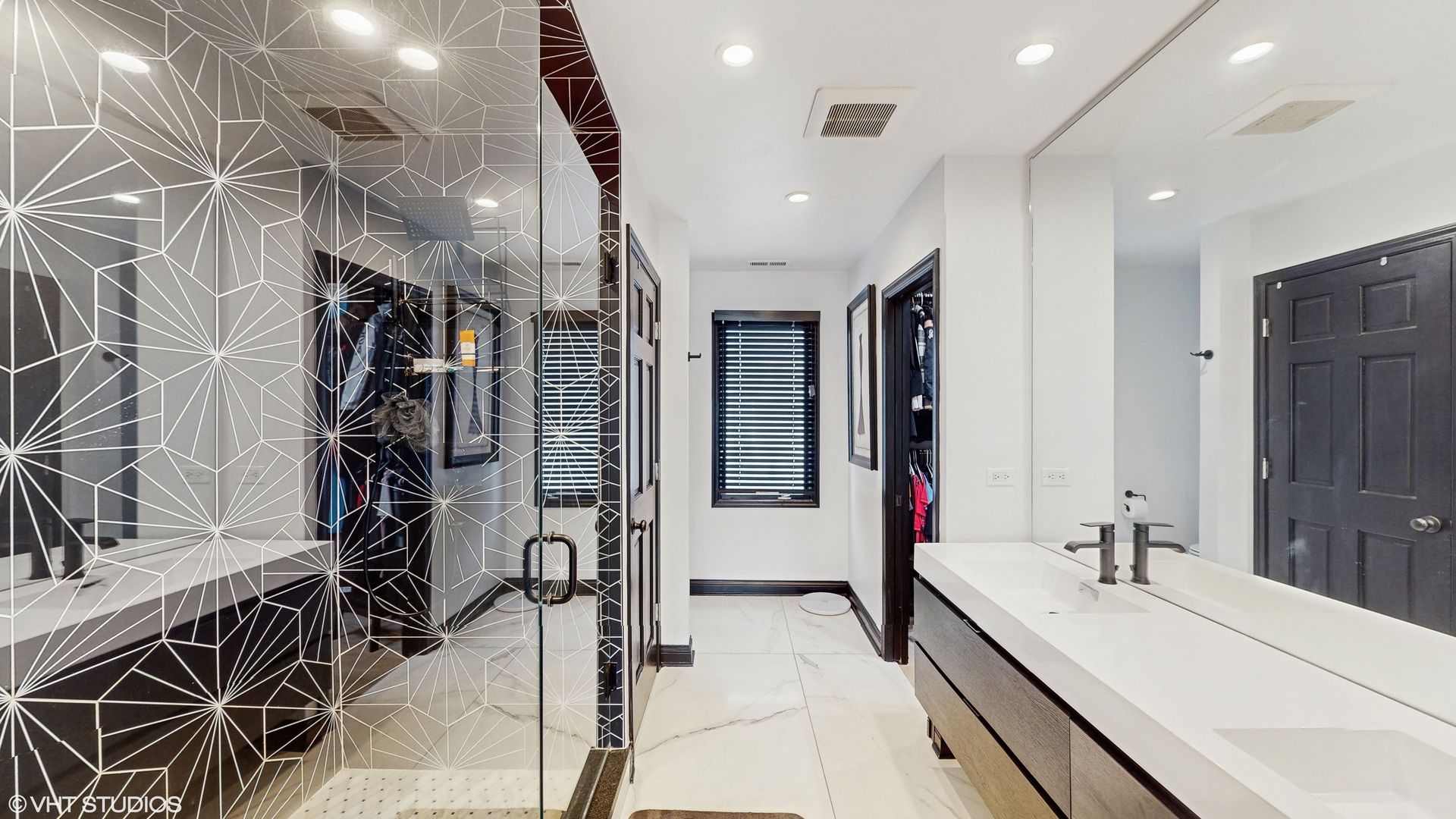 15160 West Oak Spring Road Libertyville, IL 60048 - Photo 17 of 36 a bathroom with double vanity and a bathtub