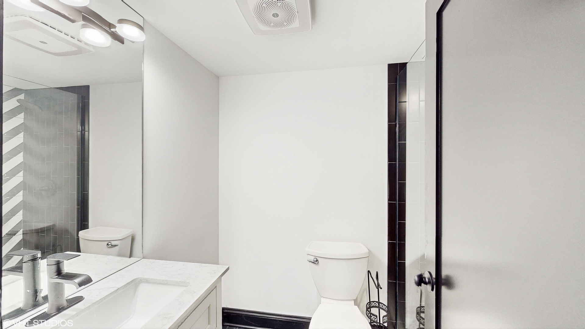 15160 West Oak Spring Road Libertyville, IL 60048 - Photo 30 of 36 a bathroom with a sink and a toilet
