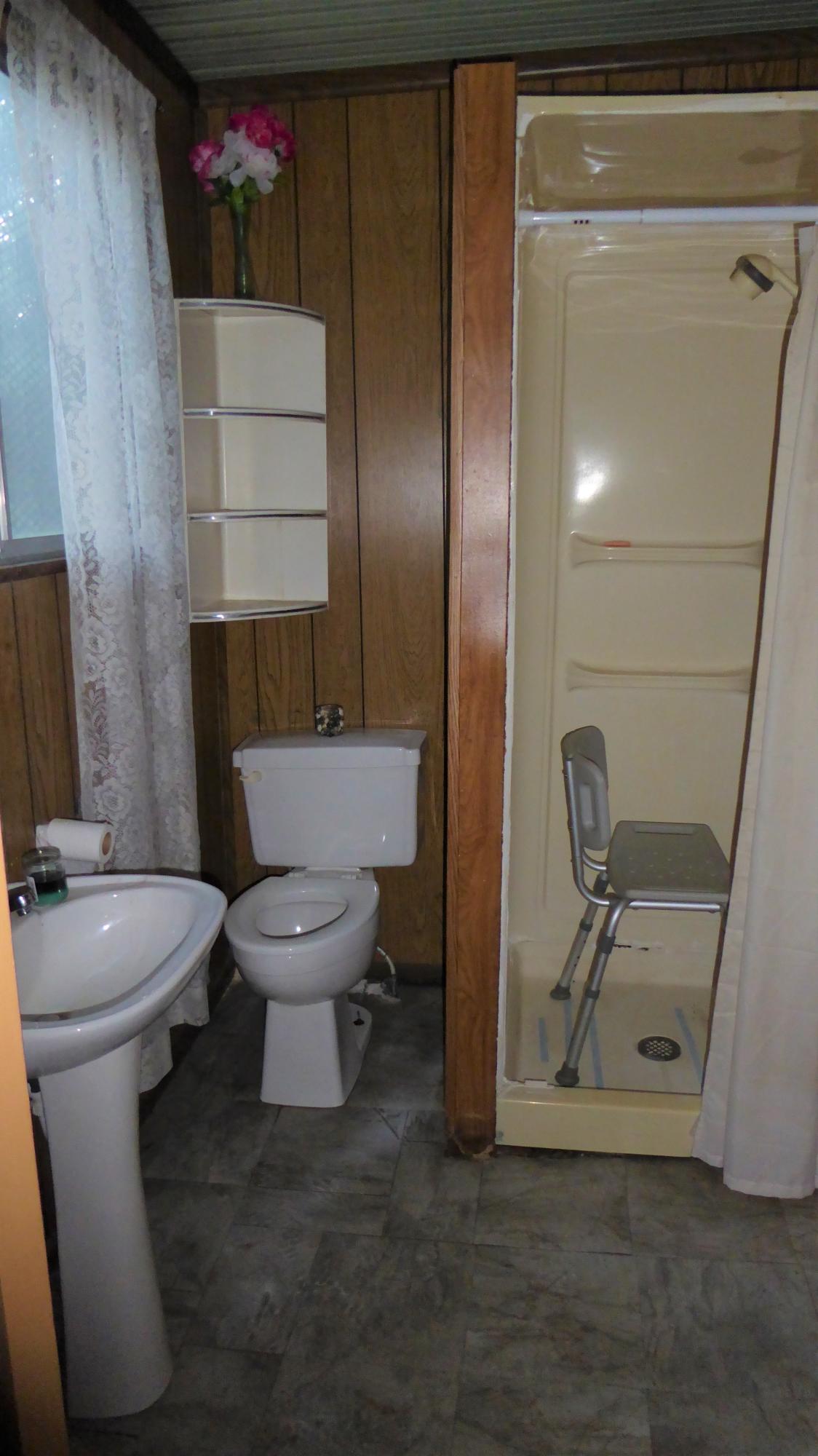 508 Rutherford Avenue Northwest Roanoke, VA 24016 - Photo 12 of 17 12 Bathroom