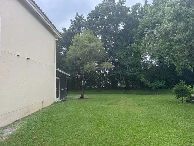 a view of a house with backyard