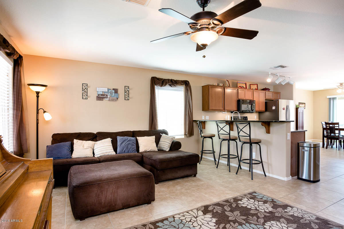 2676 South De Soto Road Apache Junction, AZ 85119 - Photo 2 of 19 a living room with furniture