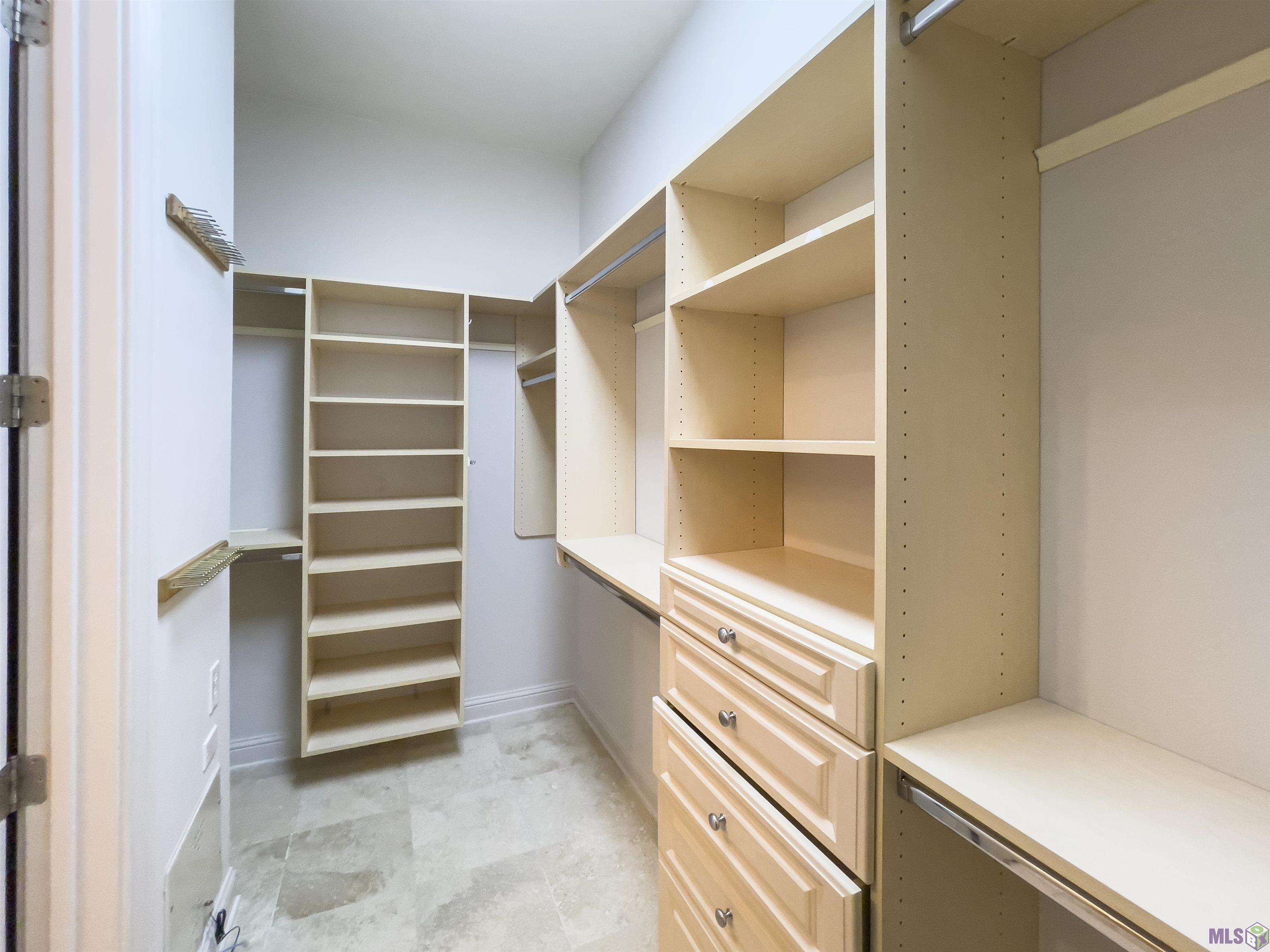 998 Stanford Avenue, Unit 206 Baton Rouge, LA 70808 - Photo 13 of 30 Primary closet 1