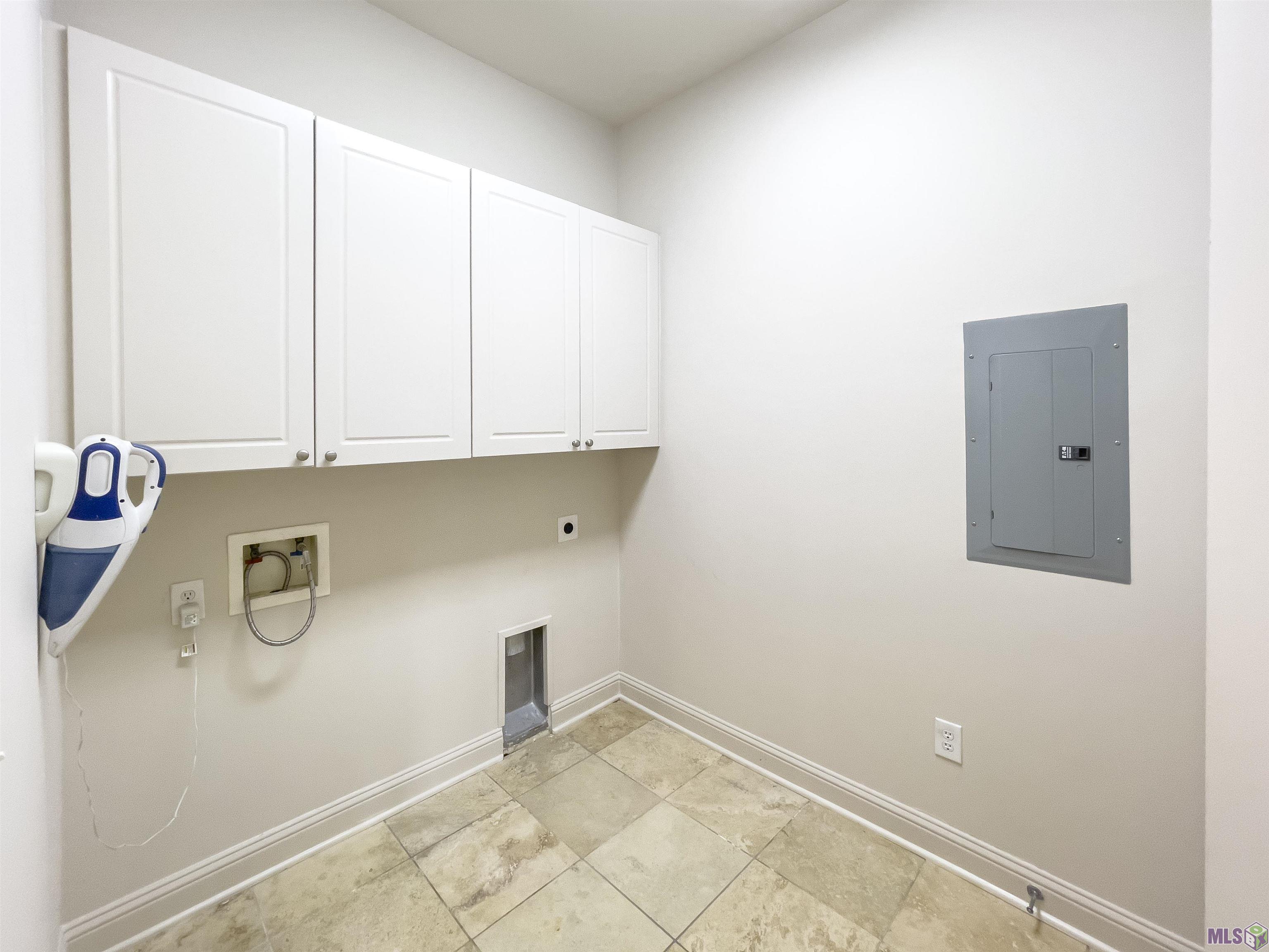 998 Stanford Avenue, Unit 206 Baton Rouge, LA 70808 - Photo 19 of 30 Laundry room off kitchen
