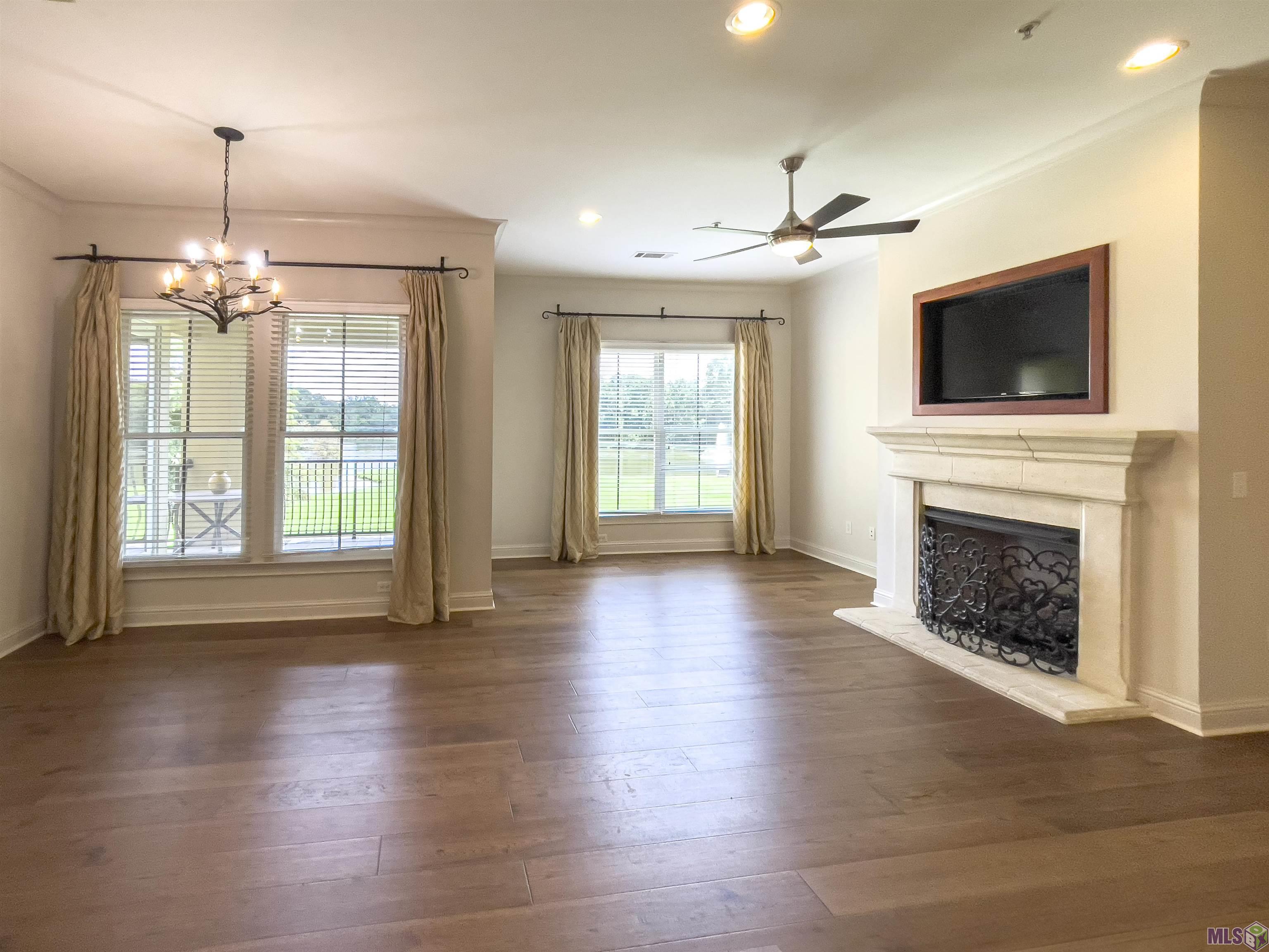 998 Stanford Avenue, Unit 206 Baton Rouge, LA 70808 - Photo 4 of 30 Living room/Dining room
