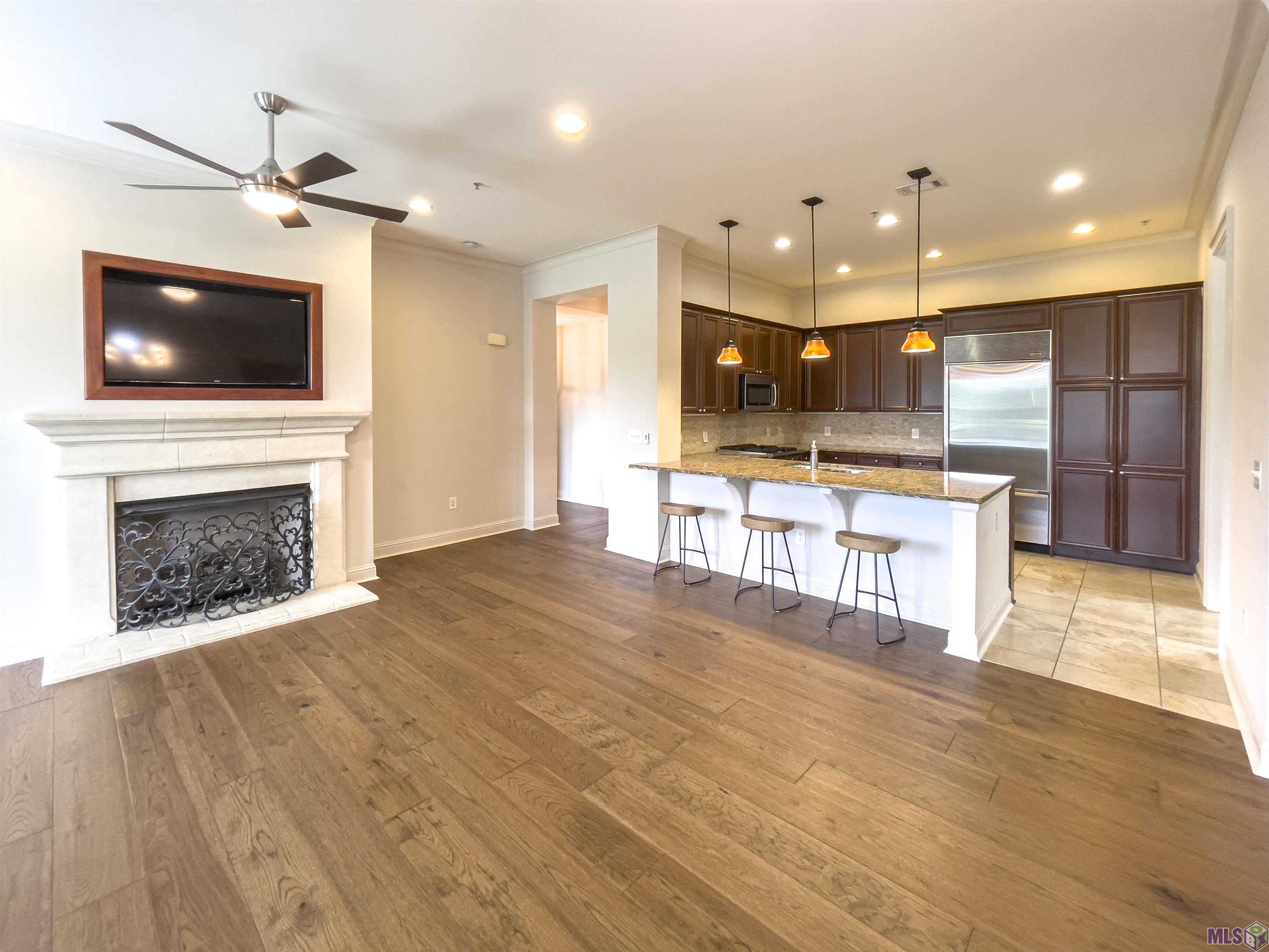 998 Stanford Avenue, Unit 206 Baton Rouge, LA 70808 - Photo 6 of 30 Living & Dining open to kitchen w/ bar