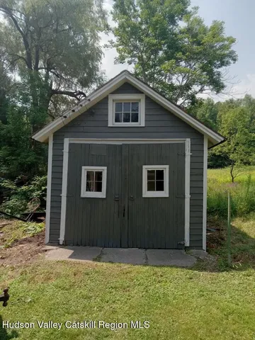 a view of front of a house with a yard