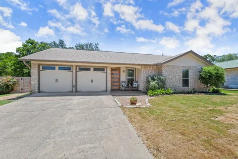 a view of a house with backyard and garden